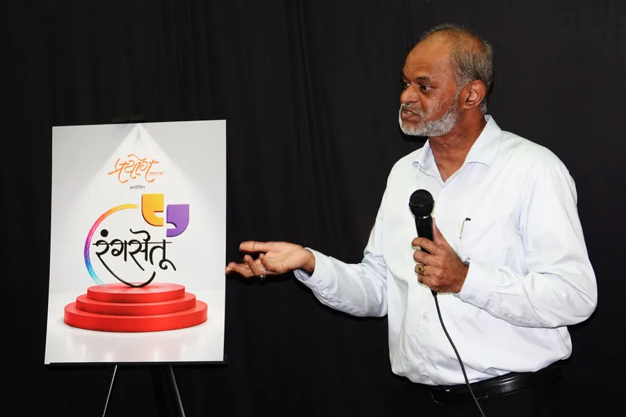 उन्मेष वीरकर उपस्थितांचे आभार मानताना